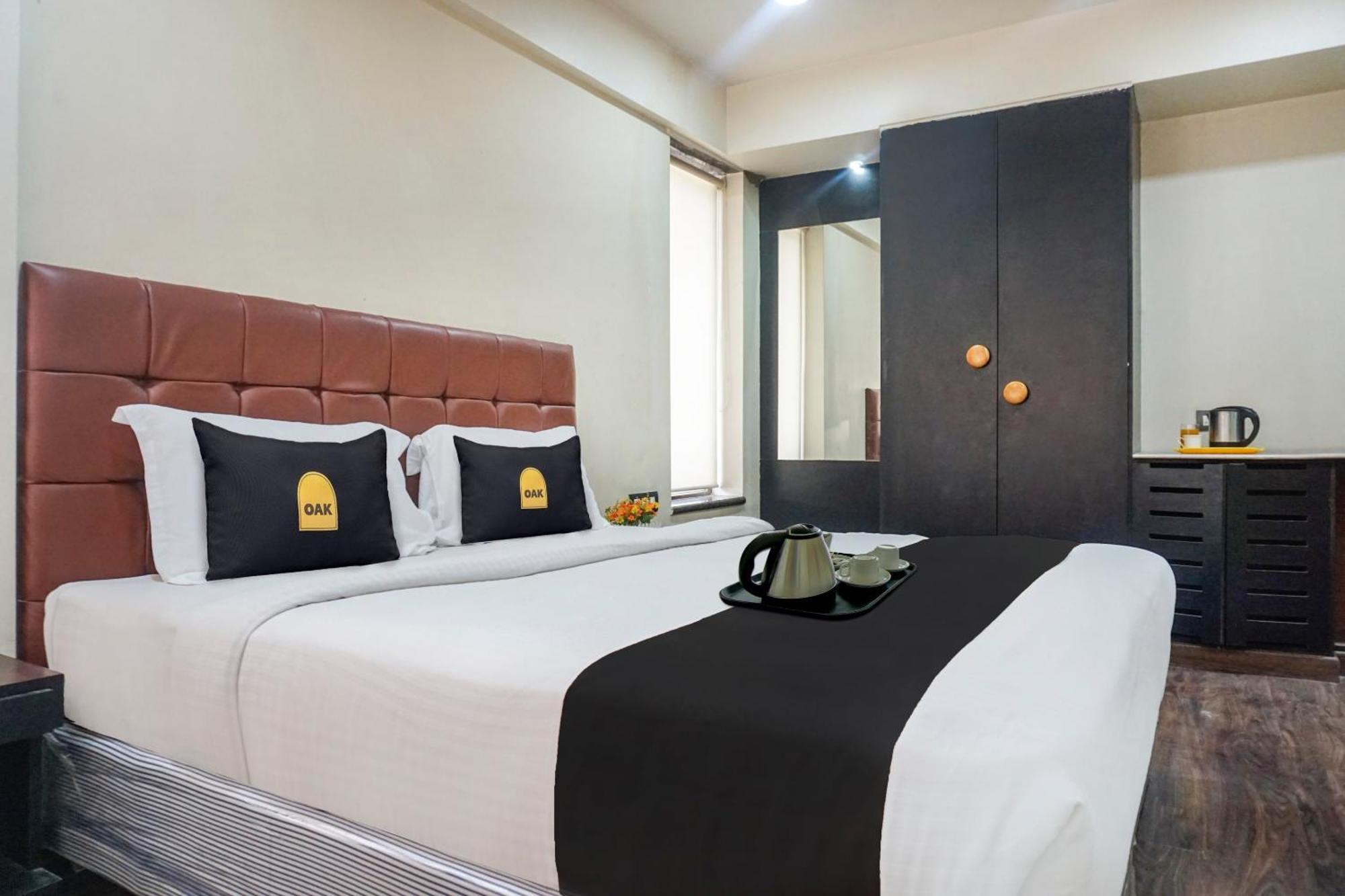 Super Townhouse Oak Sr Hotel Wakad Pune Exterior photo
